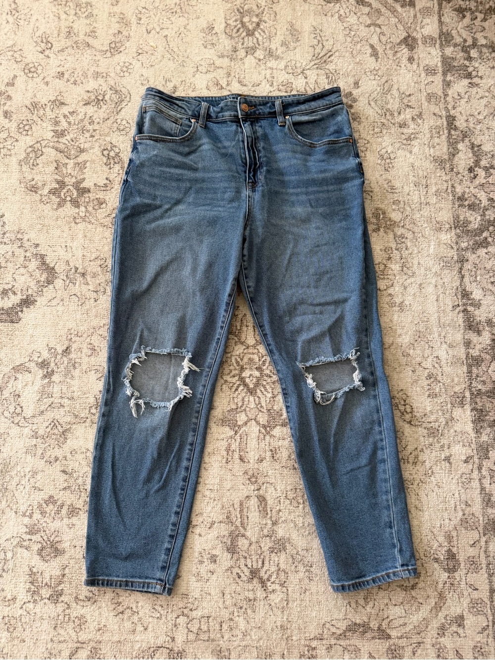 No Boundaries Women's Boyfriend Ankle Jeans - Medium Blue with Knee Rips
